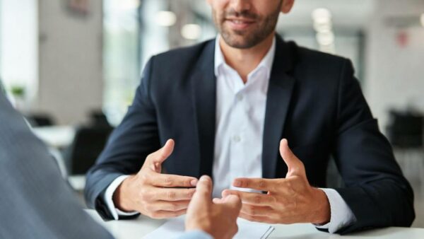 Kandydat do pracy  używa pozytywnej mowy ciała w trakcie rozmowy.