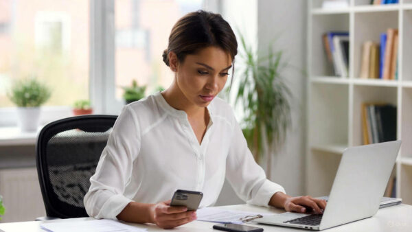 Kobieta sprawdzająca wiarygodność agencji pracy w Internecie.